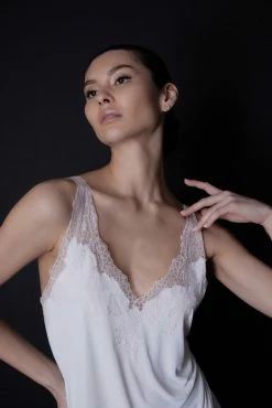 Enchant V-Neck Slip -Natori Sales Shop 220209 Natori S22 Marketing 035 0034 24615.1650396548