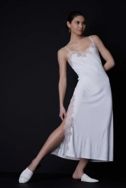 Enchant Lace Slit Gown -Natori Sales Shop 220209 Natori S22 Marketing 037 0055 84356.1650393906