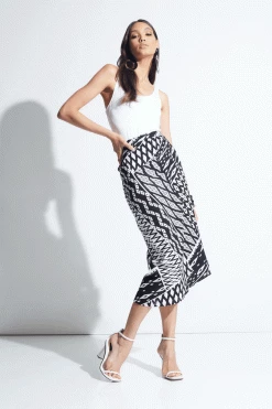 Chibana Getaway Pareo -Natori Sales Shop Chibana Getaway Pareo Black White Combo by Natori 85953.1675889975