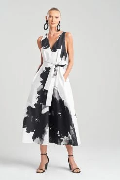 Taichou Cotton Poplin Trapeze V-Neck Belted Dress